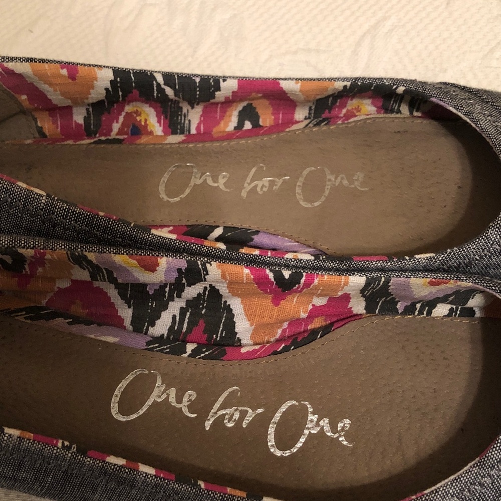 Toms Black/Gray Chambray Ballet Flats with Colorful Patterned Lining - Picture 2 of 7